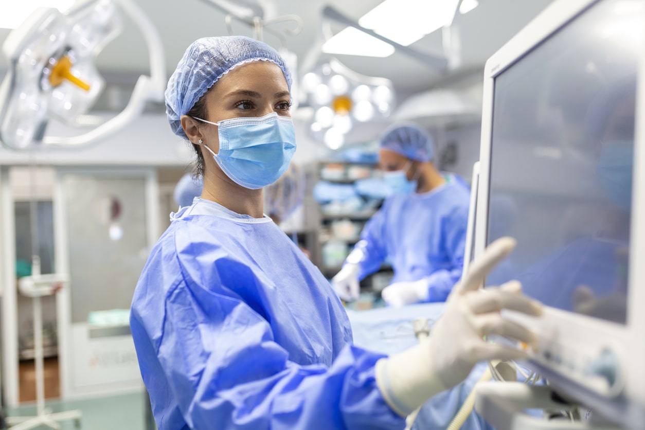 Verpleegkundige in operatie kamer-min